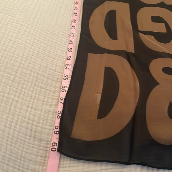🤩 Dolce & Gabbana vintage black & tan logo scarf. Estate sale find - good cond. - Picture 2 of 8